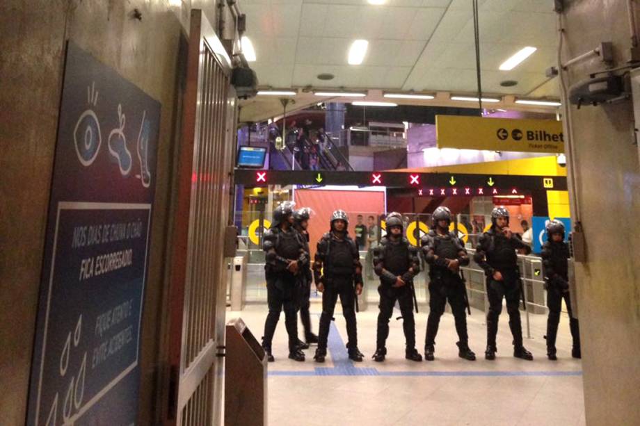 Policiais fazem cerco na estação Pinheiros, após protesto contra o aumento da tarifa, em São Paulo