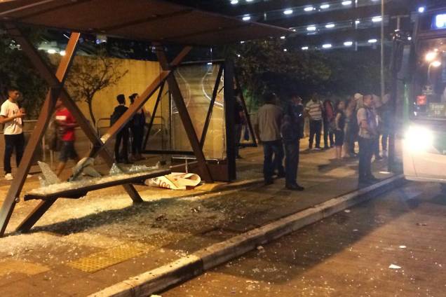 Vidros de um ponto de ônibus são vistos destruídos após protesto contra o aumento da tarifa, em São Paulo Vidros de um ponto de ônibus são vistos destruídos após protesto contra o aumento da tarifa, em São Paulo