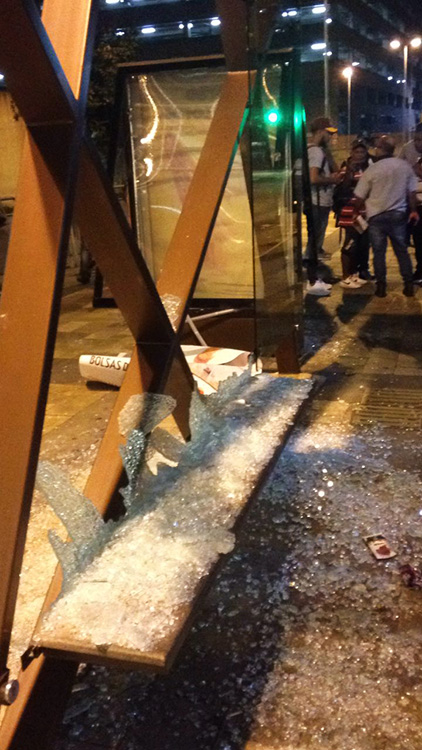 Vidros de um ponto de ônibus são vistos destruídos após protesto contra o aumento da tarifa, em São Paulo Vidros de um ponto de ônibus são vistos destruídos após protesto contra o aumento da tarifa, em São Paulo