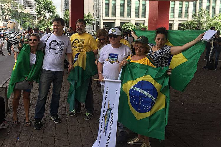 Manifestantes a favor da condena&ccedil;&atilde;o do ex-presidente Lula fazem ato na Avenida Paulista, durante o julgamento do TRF4 nem Porto Alegre, Rio Grande do Sul - 24/01/2018