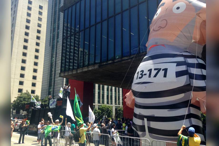 Manifestantes a favor da condenação do ex-presidente Lula inflam o boneco Pixuleco durante ato na Avenida Paulista - 24/01/2018