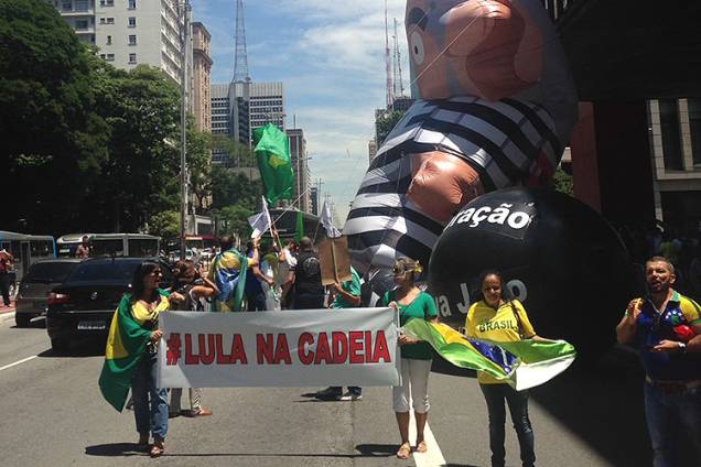 Manifestante contrarios a absolvição do ex-presidente Lula protestam durante o julgamento do TRF4 na Avenida Paulista - 24/01/2018 Manifestante contrarios a absolvição do ex-presidente Lula protestam durante o julgamento do TRF4 na Avenida Paulista - 24/01/2018