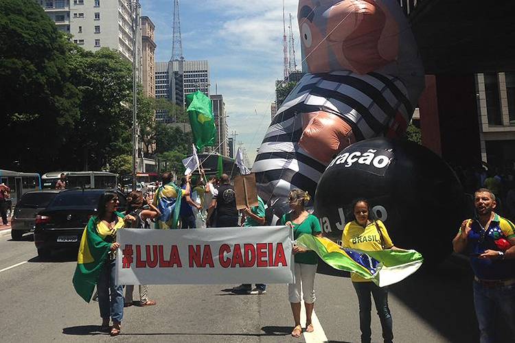 Manifestante contrarios a absolvi&ccedil;&atilde;o do ex-presidente Lula protestam durante o julgamento do TRF4 na Avenida Paulista - 24/01/2018
