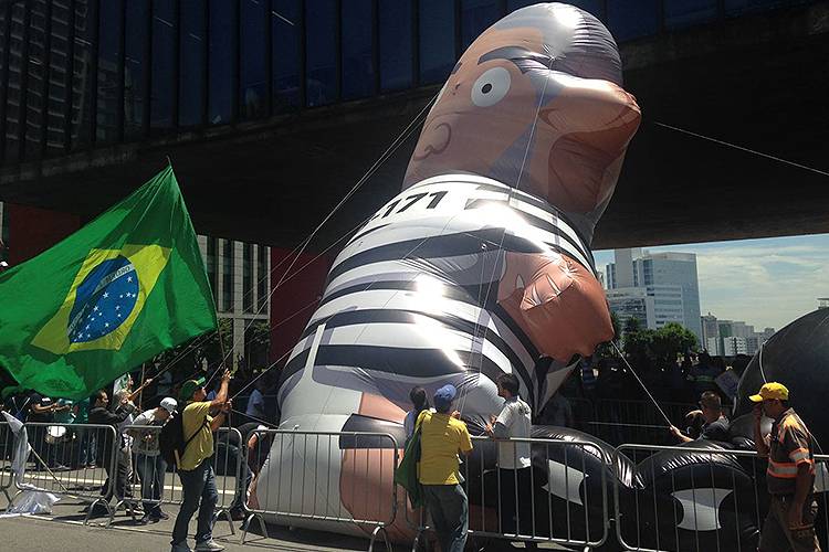 Manifestantes a favor da condena&ccedil;&atilde;o do ex-presidente Lula inflam o boneco Pixuleco durante ato na Avenida Paulista - 24/01/2018