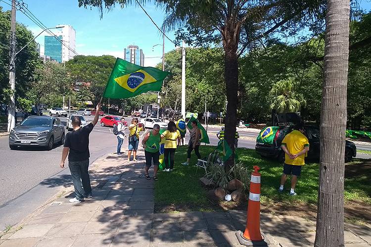 Manifestantes contr&aacute;rios a Lula protestam no Parque dos Moinhos, em Porto Alegre - 24/01/2018