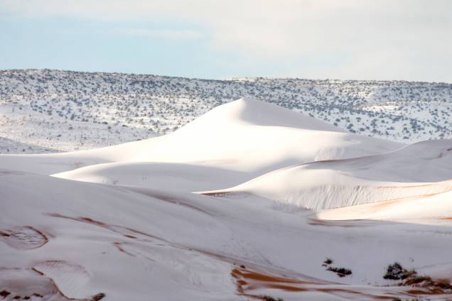 A neve de 40 centímetros de profundidade cobriu a areia na pequena cidade argelina do deserto do Saara, Ain Sefra, depois de uma tempestade de inverno - 07/01/2018 A neve de 40 centímetros de profundidade cobriu a areia na pequena cidade argelina do deserto do Saara, Ain Sefra, depois de uma tempestade de inverno - 07/01/2018