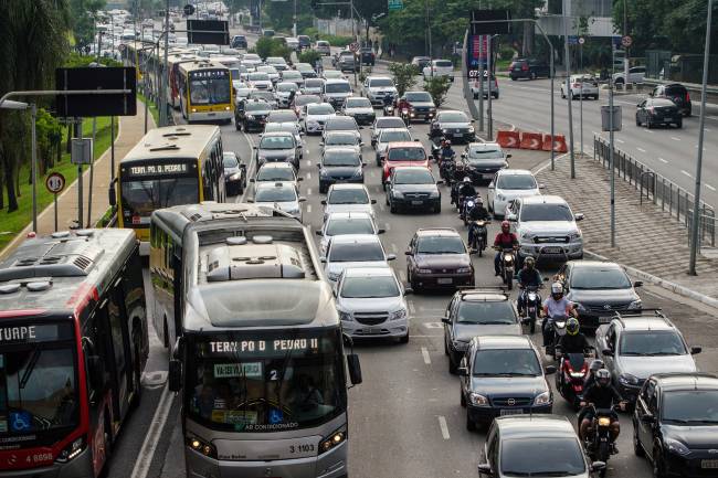 Trânsito na Avenida Radial Leste na altura da estação Tatuapé, do metrô.