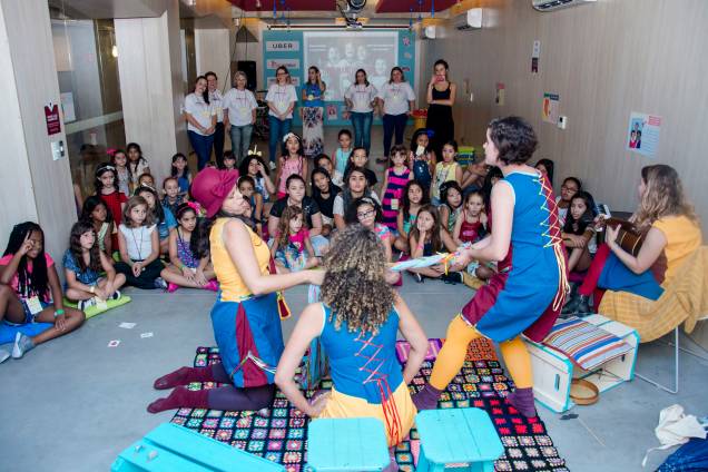 Garotas assistem a peça de teatro sobre os avanços da tecnologia Garotas assistem a peça de teatro sobre os avanços da tecnologia