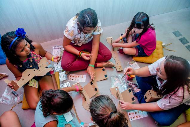 Crianças montam óculos de realidade virtual de papelão e lente descartável Crianças montam óculos de realidade virtual de papelão e lente descartável