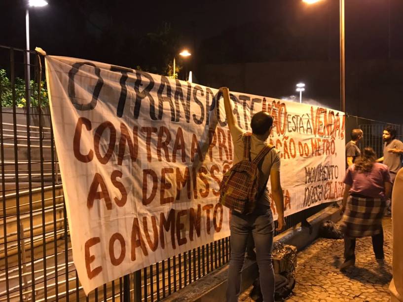 Grevistas colocam faixa avisando sobre protesto dos metroviários em São Paulo Grevistas colocam faixa avisando sobre protesto dos metroviários em São Paulo