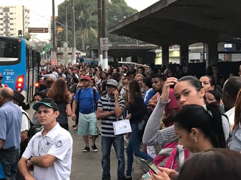 Ponto de ônibus do Jabaquara fica lotado em dia de greve Ponto de ônibus do Jabaquara fica lotado em dia de greve