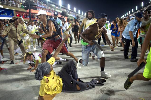 A Beija-Flor abordou temas como desigualdade social, a falta de respeito e a de amor, no segundo dia de desfiles do Carnaval do Rio - 13/02/2018 A Beija-Flor abordou temas como desigualdade social, a falta de respeito e a de amor, no segundo dia de desfiles do Carnaval do Rio - 13/02/2018