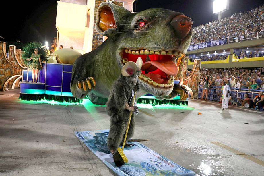 A Beija-Flor abordou temas como desigualdade social, a falta de respeito e a de amor, no segundo dia de desfiles do Carnaval do Rio - 13/02/2018