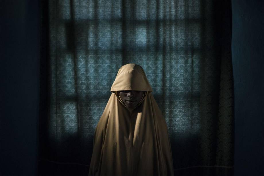 Aisha, de 14 anos, representada em um retrato na cidade de Maiduguri, estado de Borno, na Nigéria em 21 de setembro de 2017. Aisha foi sequestrada pelo grupo Boko Haram que então lhe atribuiu uma missão de atentado suicida. Depois que ela ficou amarrada com explosivos, encontrou ajuda em vez de se explodir junto com quem estaria ao seu lado