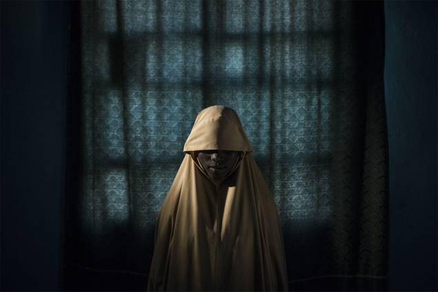 Aisha, de 14 anos, representada em um retrato na cidade de Maiduguri, estado de Borno, na Nigéria em 21 de setembro de 2017. Aisha foi sequestrada pelo grupo Boko Haram que então lhe atribuiu uma missão de atentado suicida. Depois que ela ficou amarrada com explosivos, encontrou ajuda em vez de se explodir junto com quem estaria ao seu lado Aisha, de 14 anos, representada em um retrato na cidade de Maiduguri, estado de Borno, na Nigéria em 21 de setembro de 2017. Aisha foi sequestrada pelo grupo Boko Haram que então lhe atribuiu uma missão de atentado suicida. Depois que ela ficou amarrada com explosivos, encontrou ajuda em vez de se explodir junto com quem estaria ao seu lado