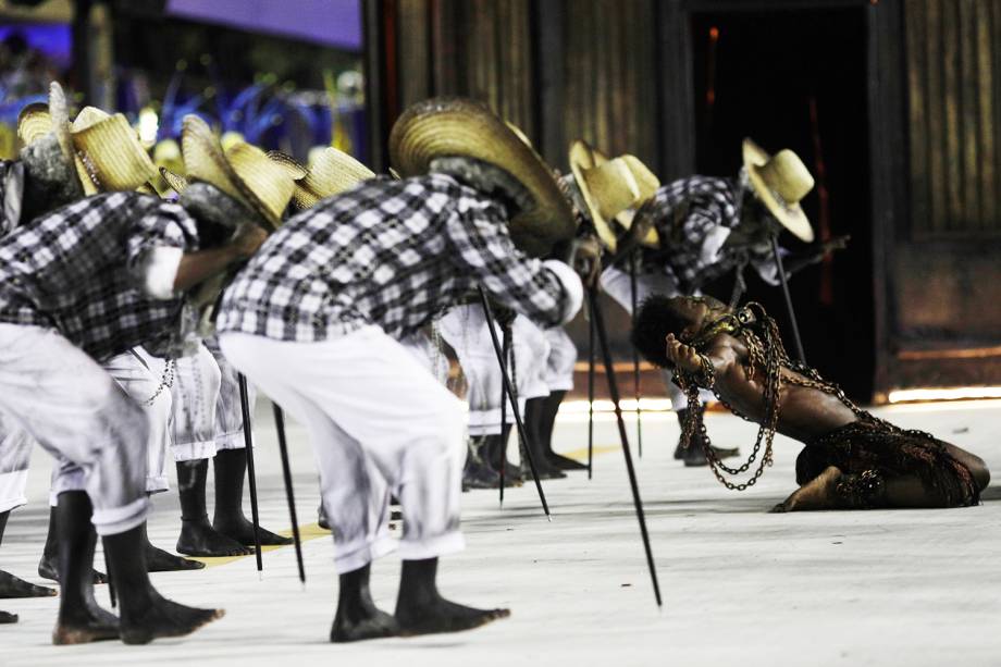 A escola de samba Paraíso do Tuiuti conta a história da escravidão no Brasil, durante desfile realizado no Sambódromo da Marquês de Sapucaí, no Rio de Janeiro (RJ) - 12/02/2018