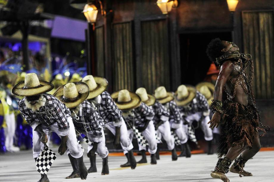 A escola de samba Paraíso do Tuiuti conta a história da escravidão no Brasil, durante desfile realizado no Sambódromo da Marquês de Sapucaí, no Rio de Janeiro (RJ) - 12/02/2018