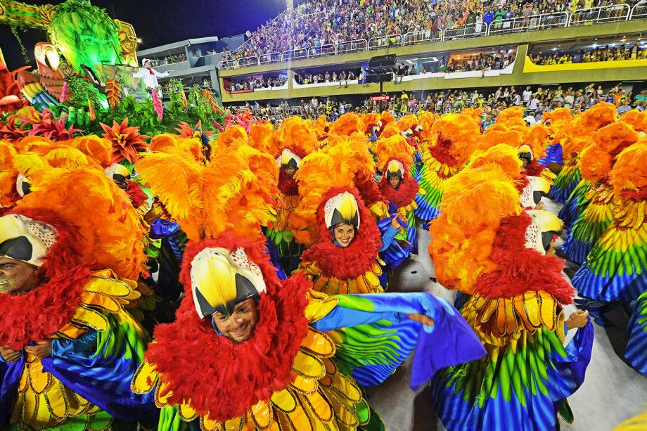 Com o enredo ´Academicamente popular´, a escola de samba São Clemente comemora os 200 anos da Escola Belas Artes, durante desfile no Sambódromo da Marquês de Sapucaí - 11/02/2018