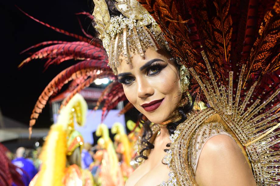 A rainha de bateria da Acadêmicos do Tucuruvi, Daniela Albuquerque, durante desfile no Sambódromo do Anhembi - 10/02/2018