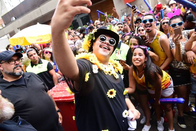 O cantor Tiago Abravanel tira fotos com foliões no Bloco Gambiarra, em São Paulo (SP) - 04/02/2018 O cantor Tiago Abravanel tira fotos com foliões no Bloco Gambiarra, em São Paulo (SP) - 04/02/2018