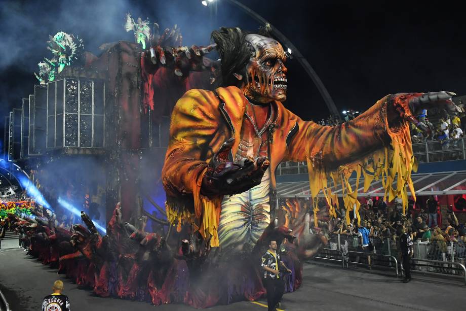 A escola de samba Independente Tricolor realiza desfile no Sambódromo do Anhembi, durante o primeiro dia do Carnaval paulistano - 09/02/2018