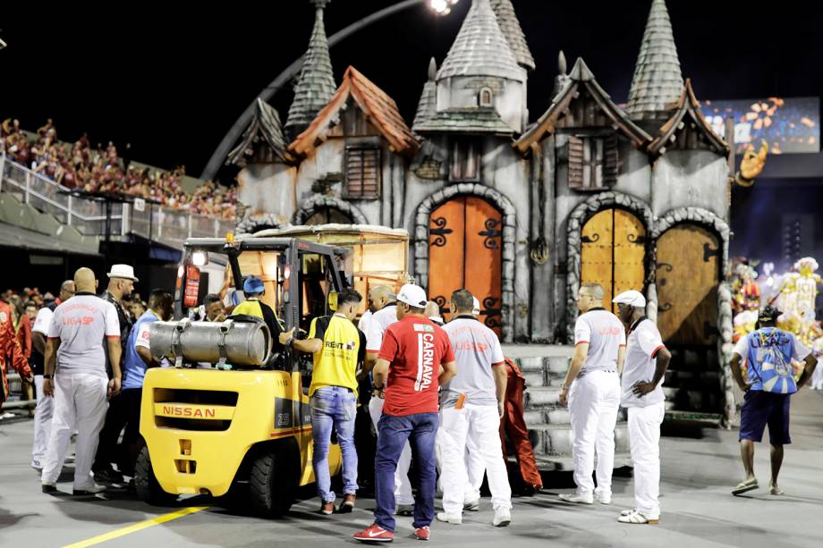 Carro abre-alas da escola de samba Independente Tricolor apresenta problemas durante o desfile da agremiação no Sambódromo do Anhembi, em São Paulo (SP) - 09/02/2018