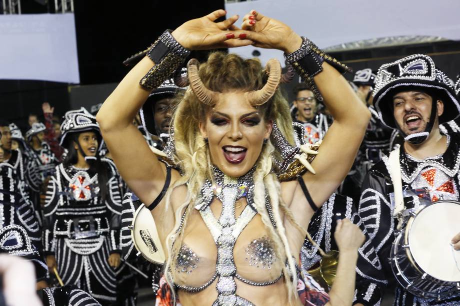 Sheila Mello, madrinha de bateria da Independente Tricolor, durante desfile no Sambódromo do Anhembi, em São Paulo (SP) - 09/02/2018