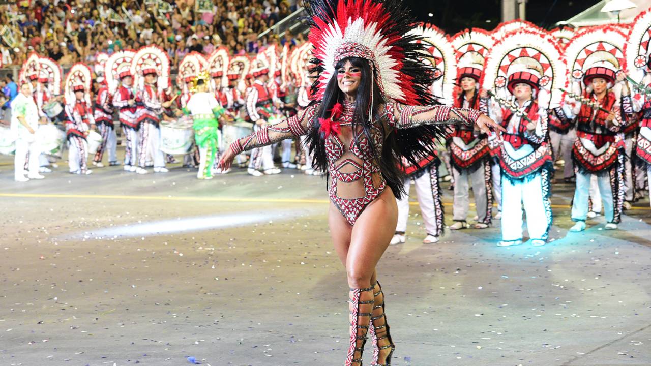 Viviane Araújo, rainha de bateria da Mancha Verde, durante desfile no Sambódromo do Anhembi - 10/02/2018