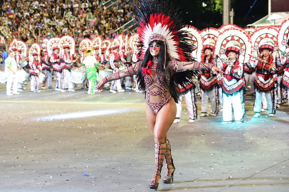 Viviane Araújo, rainha de bateria da Mancha Verde, durante desfile no Sambódromo do Anhembi - 10/02/2018