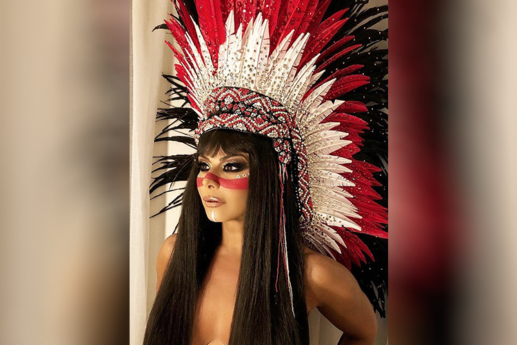 A rainha de bateria da Mancha Verde, Viviane Araújo, posta figurino e maquiagem momentos antes do desfile da agremiação - 10/02/2018