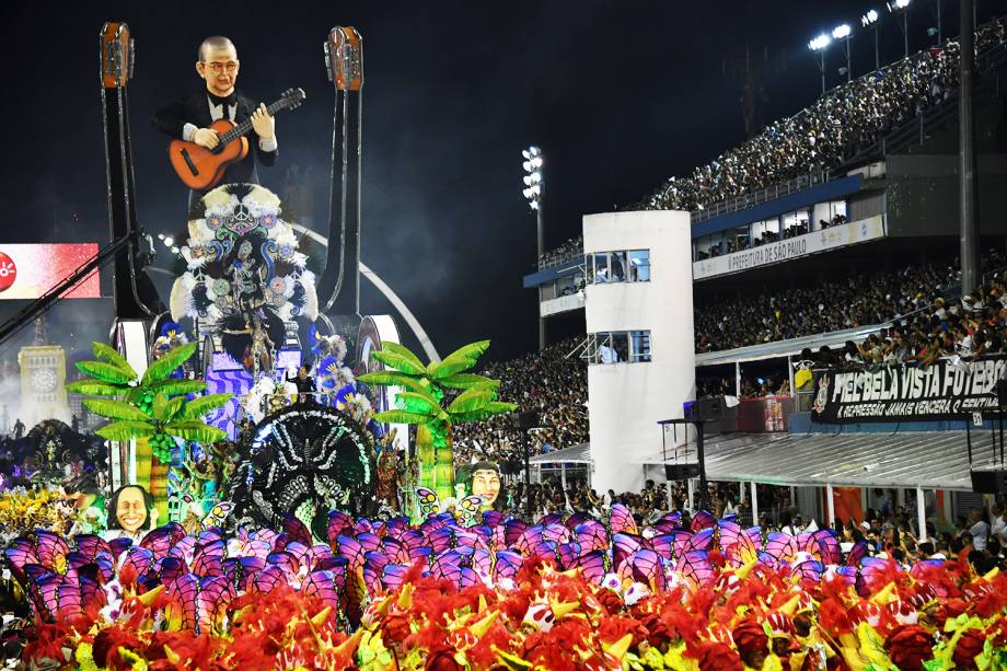 A escola de samba Vai-Vai é a quarta a desfilar no Sambódromo do Anhembi, durante a segunda noite do Carnaval paulistano - 11/02/2018