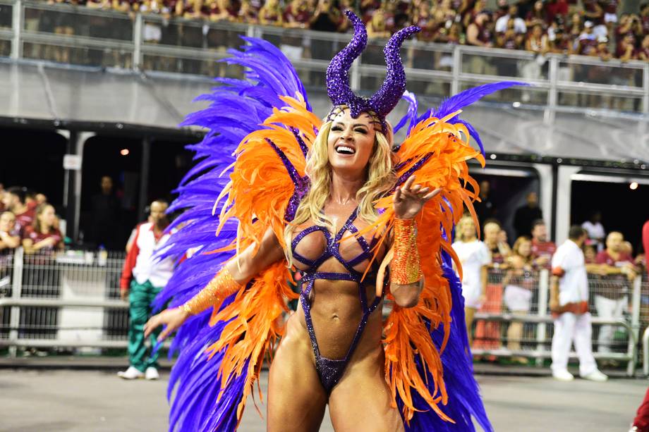 Juliana Salimeni, rainha de bateria da X-9 Paulistana, durante a segunda noite de desfiles no Sambódromo do Anhembi, em São Paulo (SP) - 10/02/2018