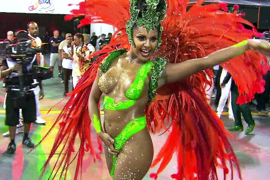 A madrinha da X-9 Paulistana, Tarine Lopes, perde tapa-sexo durante desfile da escola no Sambódromo do Anhembi - 10/02/2018