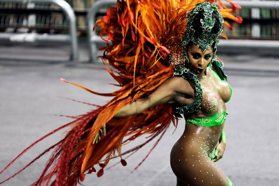 A madrinha da X-9 Paulistana, Tarine Lopes, perde tapa-sexo durante desfile da escola no Sambódromo do Anhembi - 10/02/2018