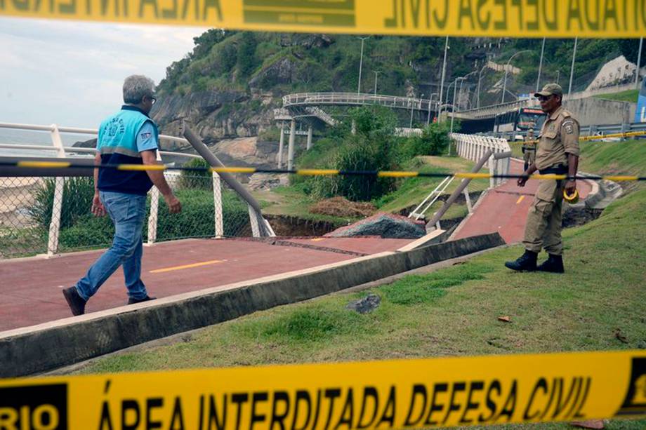 Trecho da Ciclovia Tim Maia, em São Conrado, desaba após forte temporal que atingiu a capital fluminense na madrugada - 15/02/2018