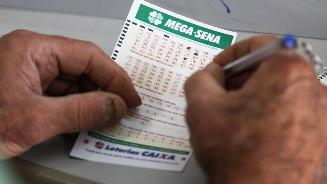 Volante de preenchimento para escolha de números entre os 60 disponíveis para o sorteio de prêmios na Mega-Sena, da Caixa Econômica Federal