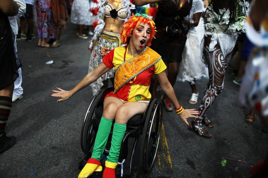 Bloco Cordão do Boitatá anima foliões no Rio de Janeiro (RJ), durante o pré-Carnaval carioca - 04/02/2018