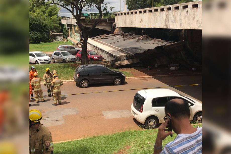 Um pedaço ocupado por duas faixas do viaduto Eixão Sul cederam nesta tarde em Brasília - 06/02/2018