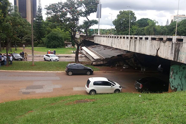 Um pedaço ocupado por duas faixas do viaduto Eixão Sul cederam nesta tarde em Brasília - 06/02/2018