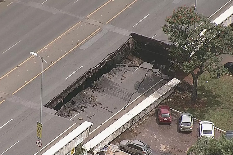 Um pedaço ocupado por duas faixas do viaduto Eixão Sul cederam nesta tarde em Brasília - 06/02/2018