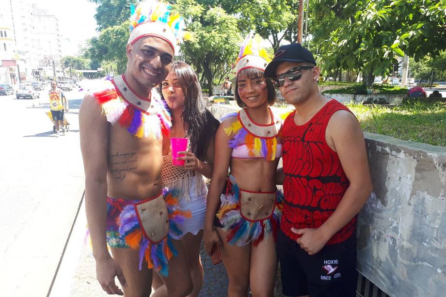 Ao centro, a atendente Eliana Barbosa se fantasiou de índia para curtir com os amigos o bloco Domingo Ela Não Vai, na avenida 23 de Maio - 11/02/2018