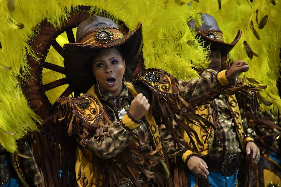 Membros da escola de Samba Dragões da Real desfilam vestidos como vaqueiros durante a segunda noite de carnaval em São Paulo, no Sambódromo do Anhembi - 11/02/2018