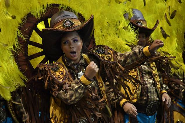 Membros da escola de Samba Dragões da Real desfilam vestidos como vaqueiros durante a segunda noite de carnaval em São Paulo, no Sambódromo do Anhembi - 11/02/2018 Membros da escola de Samba Dragões da Real desfilam vestidos como vaqueiros durante a segunda noite de carnaval em São Paulo, no Sambódromo do Anhembi - 11/02/2018