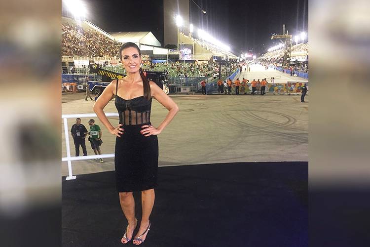 F&aacute;tima Bernardes posta nas redes sociais o look usado para a transmiss&atilde;o do Carnaval