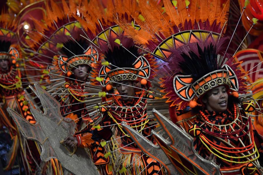 Membros da escola de samba Gaviões da Fiel desfilam durante a segunda noite de carnaval em São Paulo, no Sambódromo do Anhembi - 11/02/2018