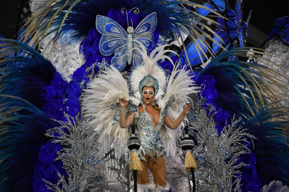 Em cima do carro alegórico uma mulher da Gaviões da Fiel samba durante a segunda noite de carnaval em São Paulo, no Sambódromo do Anhembi - 11/02/2018