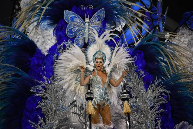 Em cima do carro alegórico uma mulher da Gaviões da Fiel samba durante a segunda noite de carnaval em São Paulo, no Sambódromo do Anhembi - 11/02/2018 Em cima do carro alegórico uma mulher da Gaviões da Fiel samba durante a segunda noite de carnaval em São Paulo, no Sambódromo do Anhembi - 11/02/2018