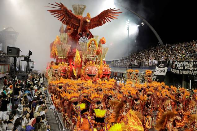 Membros da escola de samba Gaviões da Fiel desfilam durante a segunda noite de carnaval em São Paulo, no Sambódromo do Anhembi - 11/02/2018 Membros da escola de samba Gaviões da Fiel desfilam durante a segunda noite de carnaval em São Paulo, no Sambódromo do Anhembi - 11/02/2018