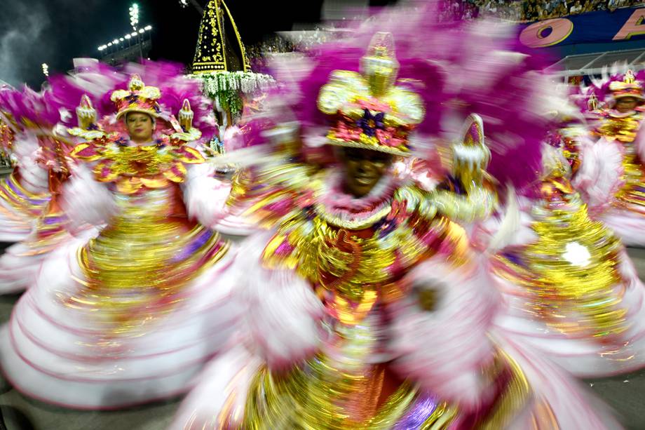 Com o enredo sobre sobre caminhoneiros, a Rosas de Ouro é a penúltima escola a desfilar no primeiro dia do Carnaval de São Paulo