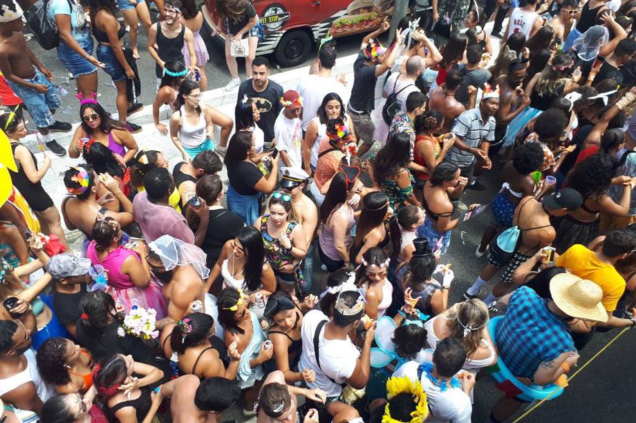 Multidão de foliões durante desfile do bloco Domingo Ela Não Vai, na Avenida 23 de Maio, em São Paulo - 11/02/2018